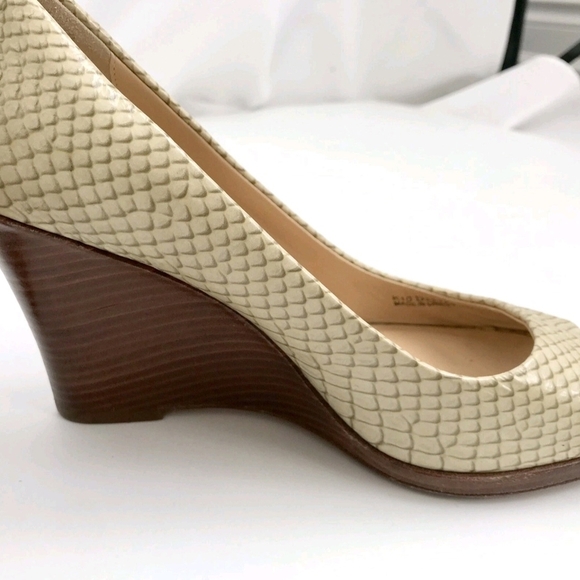 Cole Haan Beige Snake Skin Pattern Peep Toe Wedge Sandal Shoes Size 7B - Picture 6 of 12